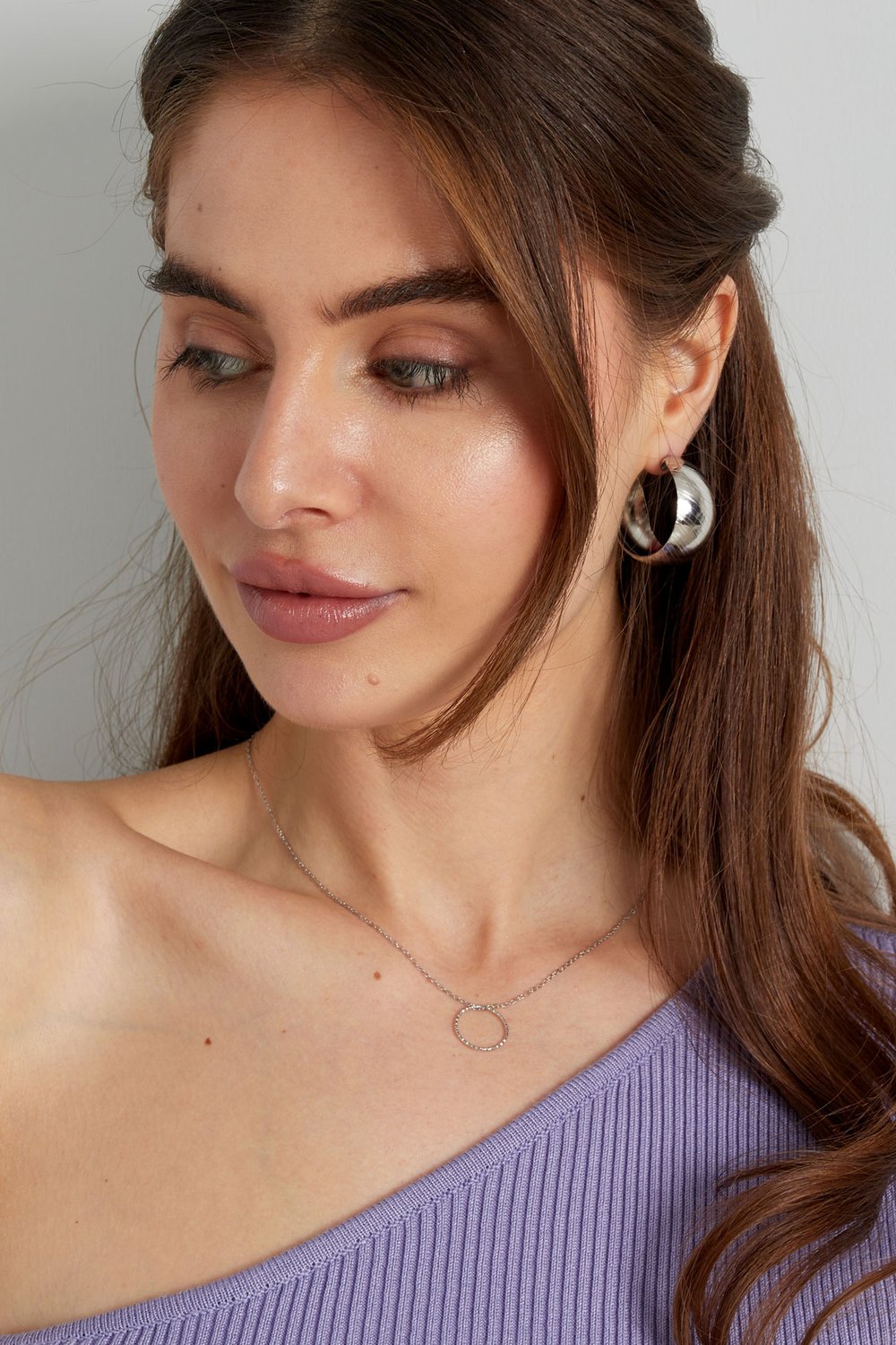 basic necklace with round charm h5Picture4